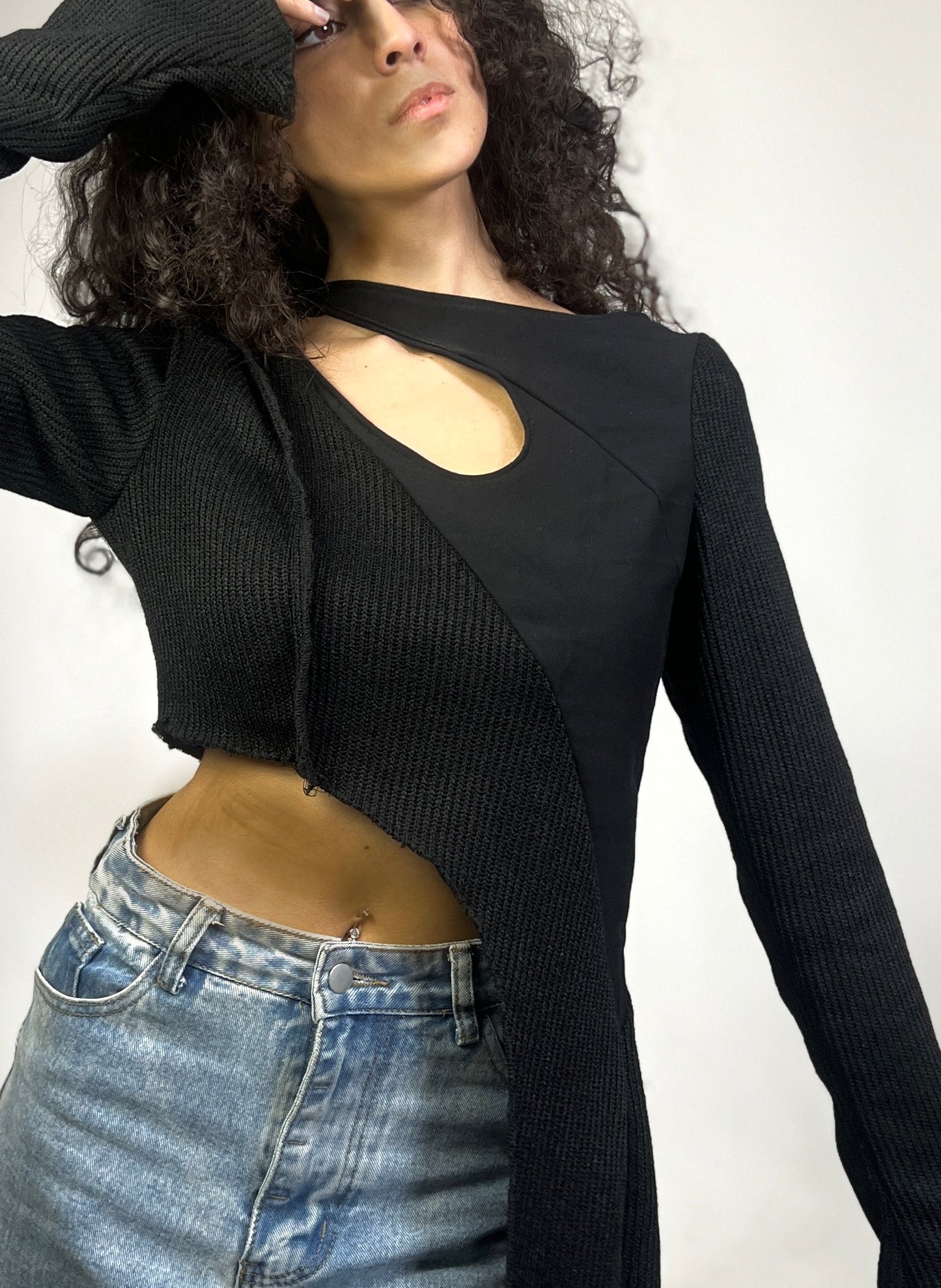 IRIDIA crop top asimmetrico